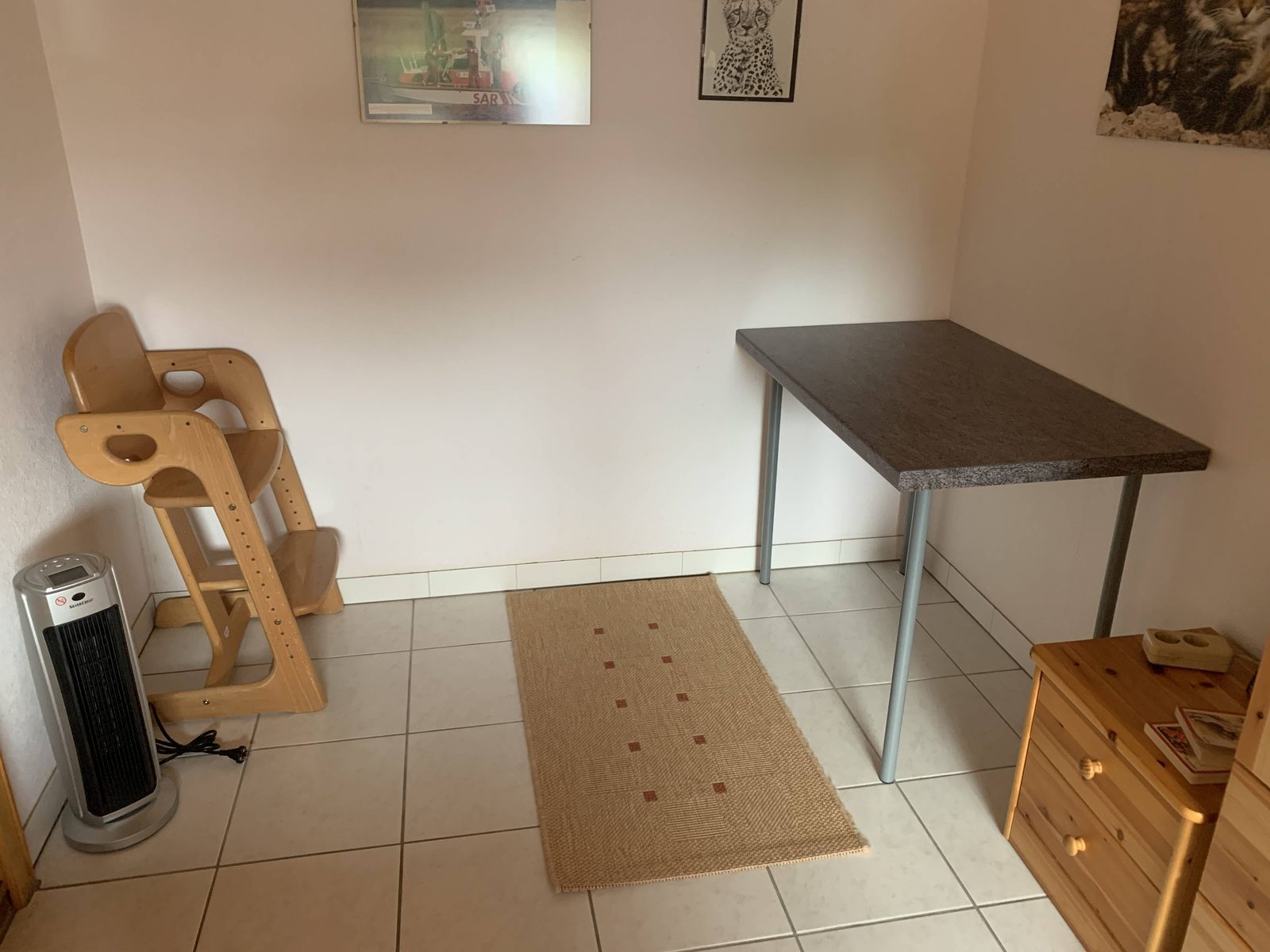 Kleiner Schreibtisch im Garagenzimmer