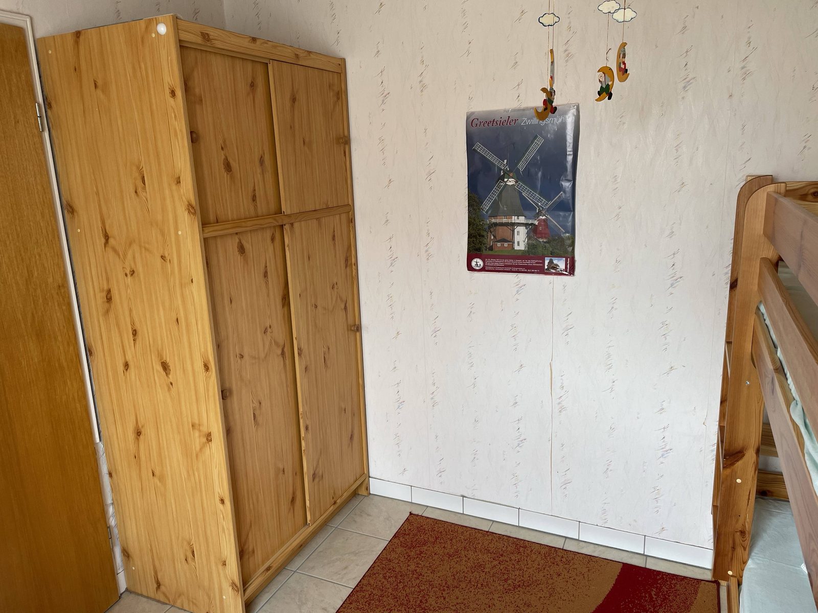 Kinderzimmer mit maritimem Wandschmuck
