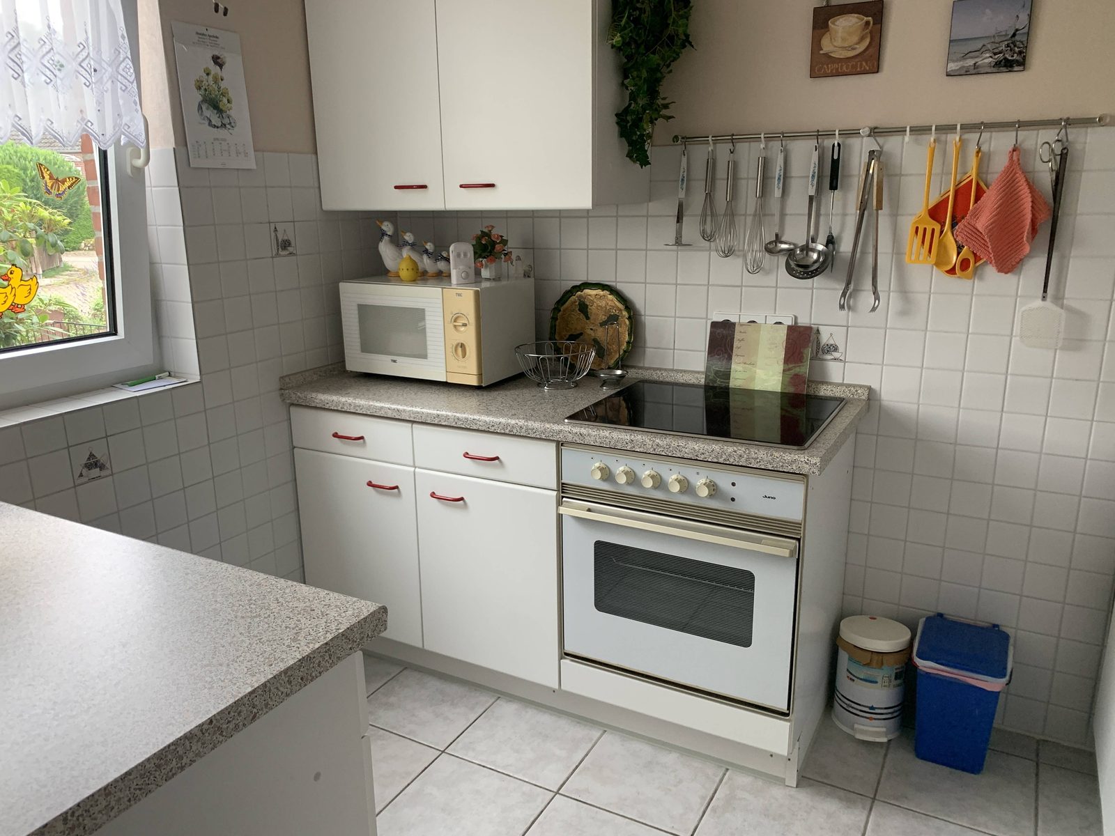 Küche mit Herd und Backofen