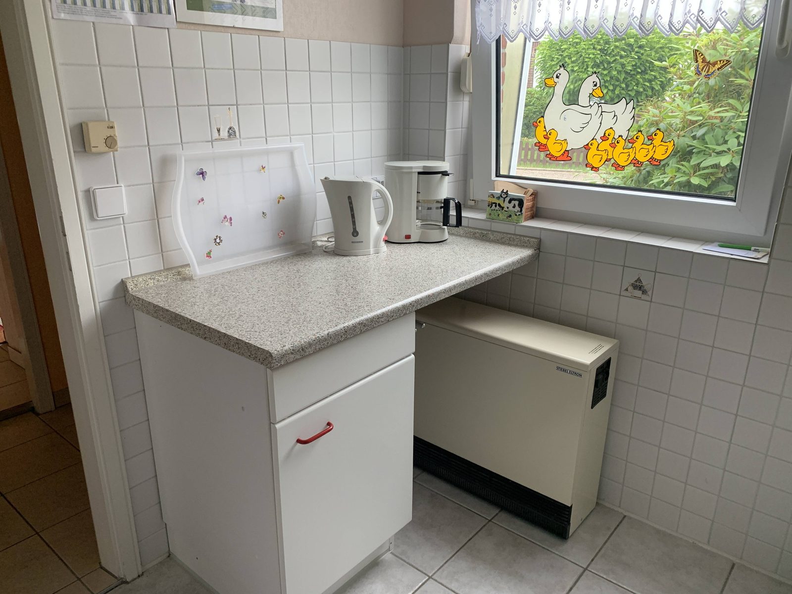 Wasserkocher und Kaffeemaschine in der Küche