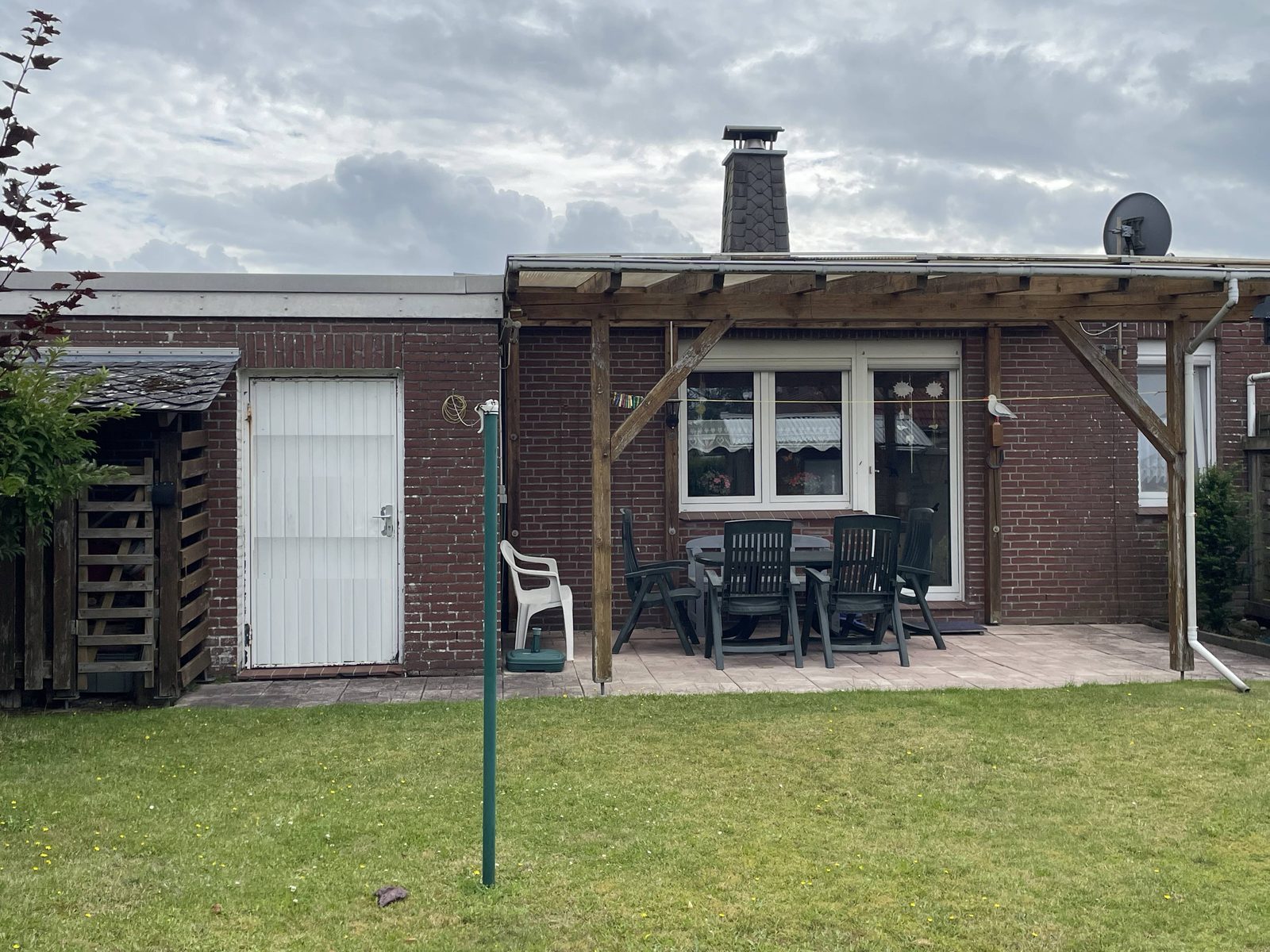 Überdachte Terrasse mit Sitzgruppe im Garten des Ferienhauses Lücking