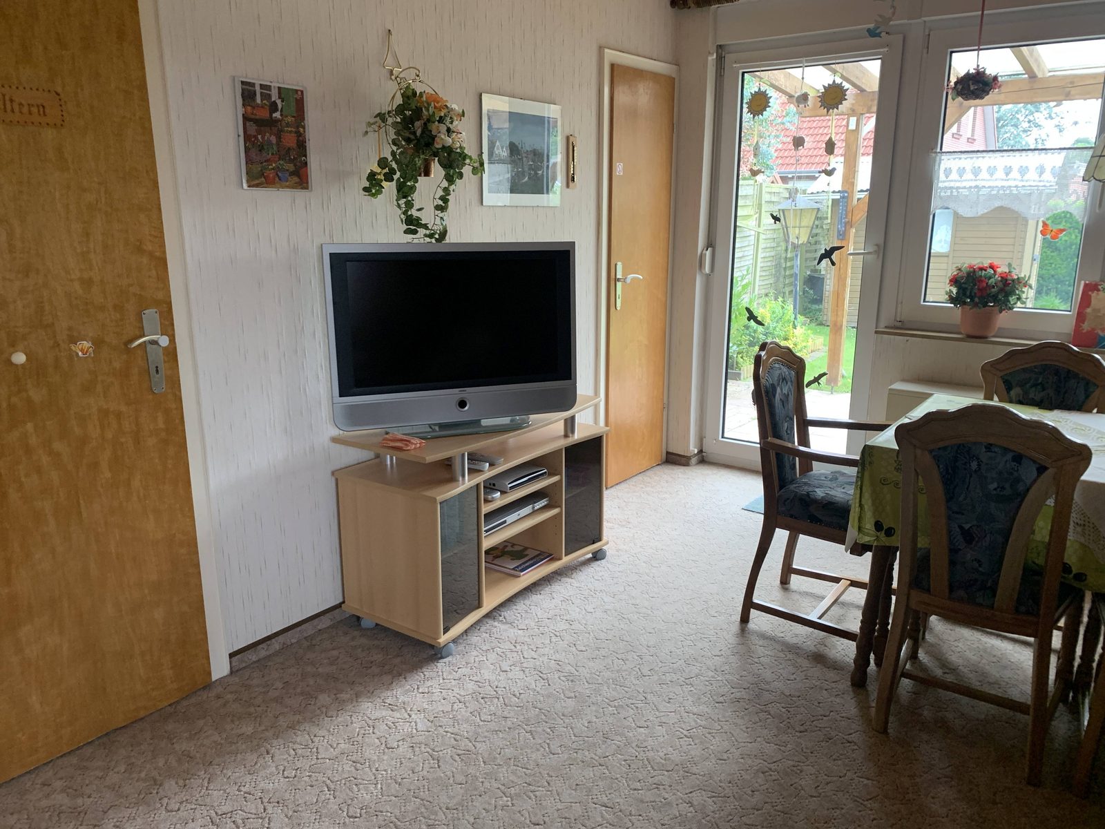 Wohnbereich mit Fernseher
